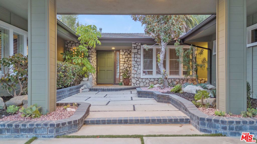 Photo of 5858 Mcdonie Avenue, Woodland Hills, CA 91367 (MLS # 25594137)