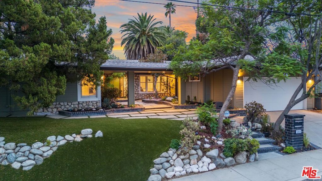 Photo of 5858 Mcdonie Avenue, Woodland Hills, CA 91367 (MLS # 25594137)