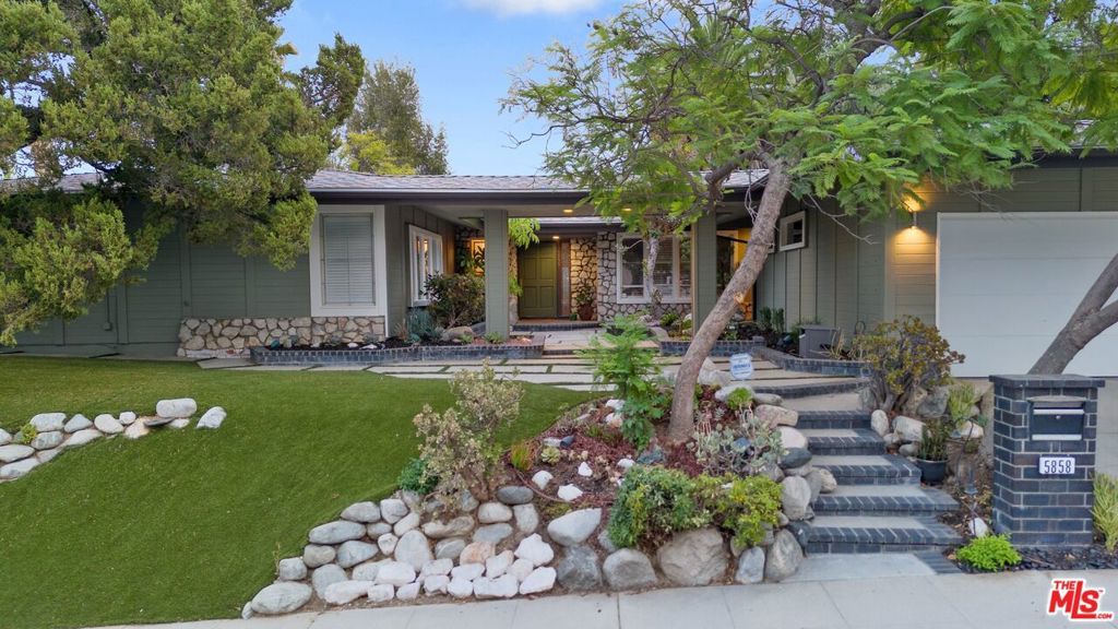Photo of 5858 Mcdonie Avenue, Woodland Hills, CA 91367 (MLS # 25594137)