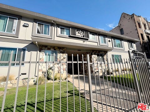 Photo of 228 S Mariposa Avenue #16, Los Angeles, CA 90004 (MLS # 26862483)