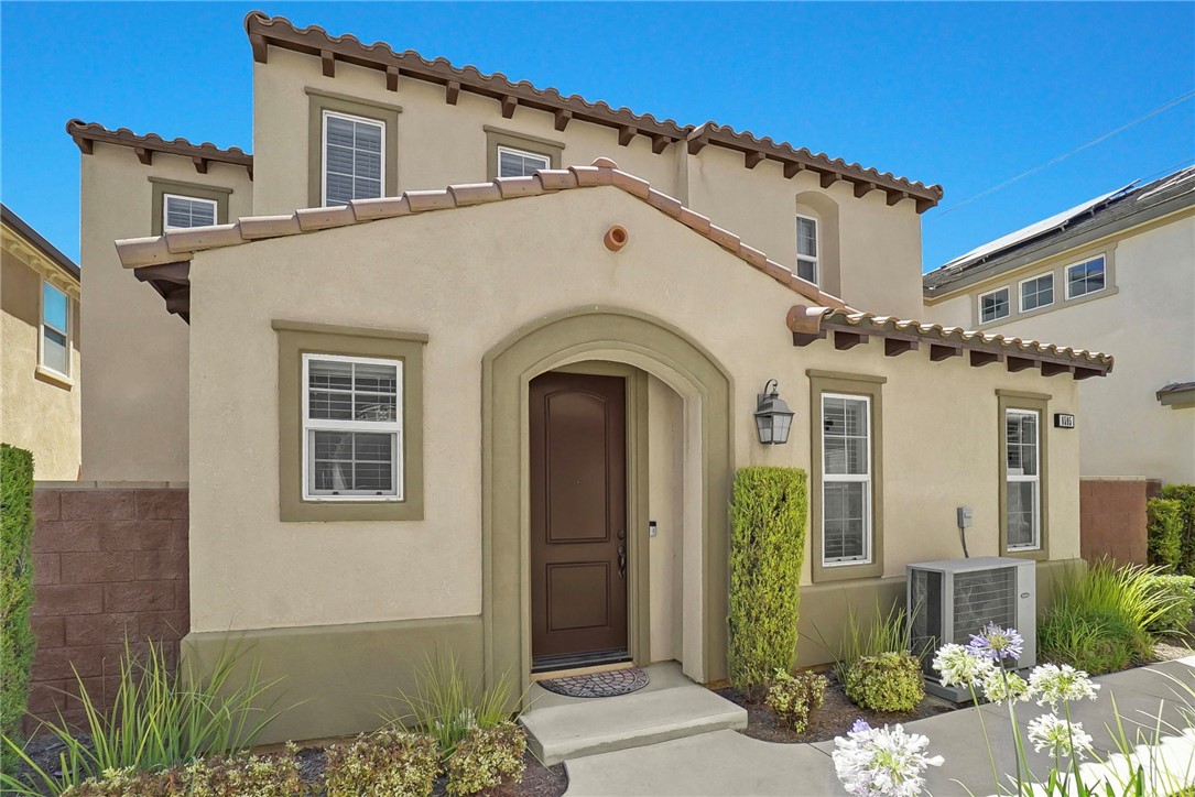 Charming turnkey ready home located in the Preserve neighborhood of Chino. Home features 3 bedrooms and open concept floor plan. Enjoy and spacious kitchen, cozy living spaces and private yard. Minutes away from Chino Shoppes Center, schools and strong proximity to major freeways. Home located within distinct school district Woodcrest Junior School, and Chino Hills High School! This property offers incredible value and full access to the community's many amenities, including pools, recreational facilities, business centers, and gyms.
Home like this don't last long- come see it before it's gone!!