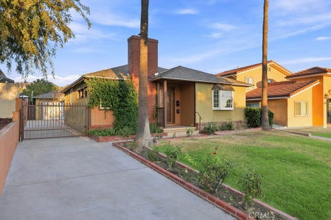 Photo of 2812 N Buena Vista Street, Burbank, CA 91504 (MLS # SR26197728)