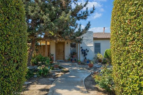 Photo of 419 Irvine Avenue, Newport Beach, CA 92663 (MLS # OC26049519)