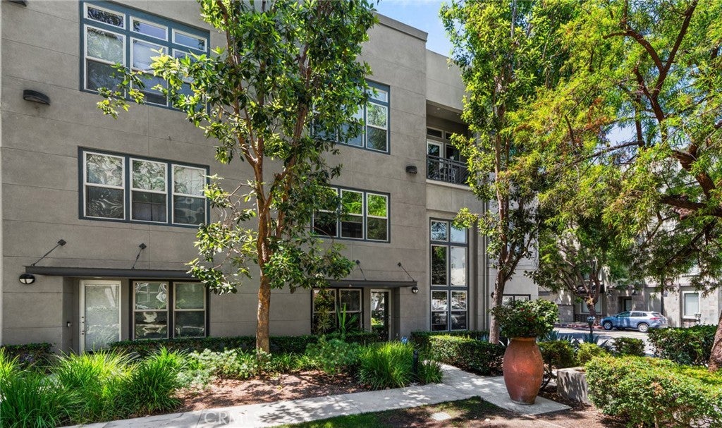 223 N Bush
