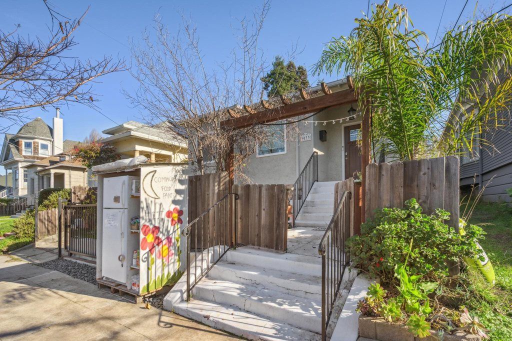 Photo of 3033 3033 Ellis St St #B, Berkeley, CA 94703 (MLS # 41121616)