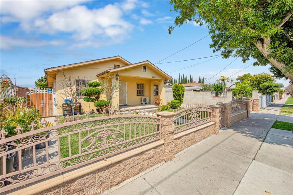 ** RENT INCLUDES ALL UTILITIES EXCEPT WIFI -- WASHER/DRYER/FRIDGE INCLUDED, MOVE IN READY! **
Welcome to a 2024-remodeled unit in Rosemead, California, at Emerson Place, just south of the 10 freeway at San Gabriel Blvd conveniently located nearby 99 ranch market, retail, and grocery. This front unit features 2 Bedrooms & 1 Bathroom spanning over 800 SqFt with its own entrance, front yard, private parking, and security gates. Walking inside, you will find Wood flooring throughout the rooms, custom wooden window shutters, brand new kitchen appliances, and Mini-Split AC Units in each room. This location is minutes away from Downtown San Gabriel, nearby parks, schools, grocery stores, and famous eateries. Tenant doesnt need to purchase any appliances, this unit is move in ready with utilities included except wifi! Call today to schedule a viewing! APPLY -- https://apply.link/jC6_3YM