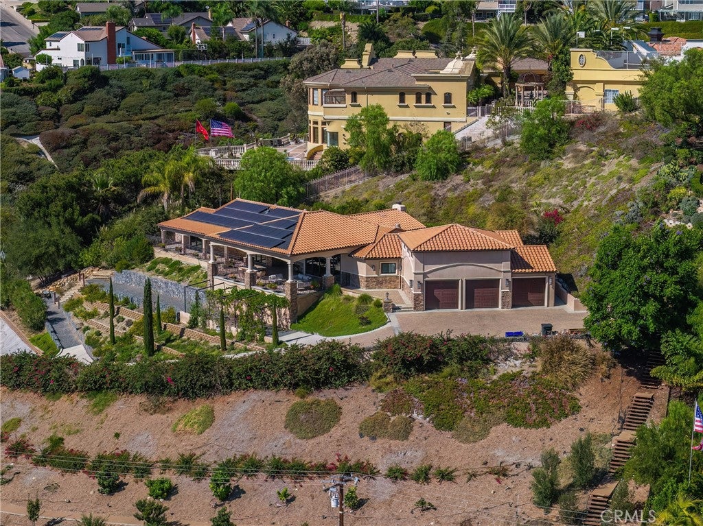 18352 Cerro Villa