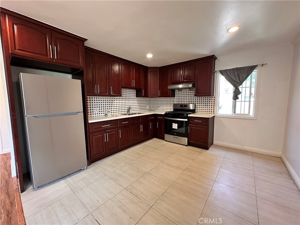 Welcome to your new rental home in the vibrant Northeast El Sereno ! This property offers a comfortable living space 2 bedrooms 1 bathroom and brand new appliances. Rent does not include utilities