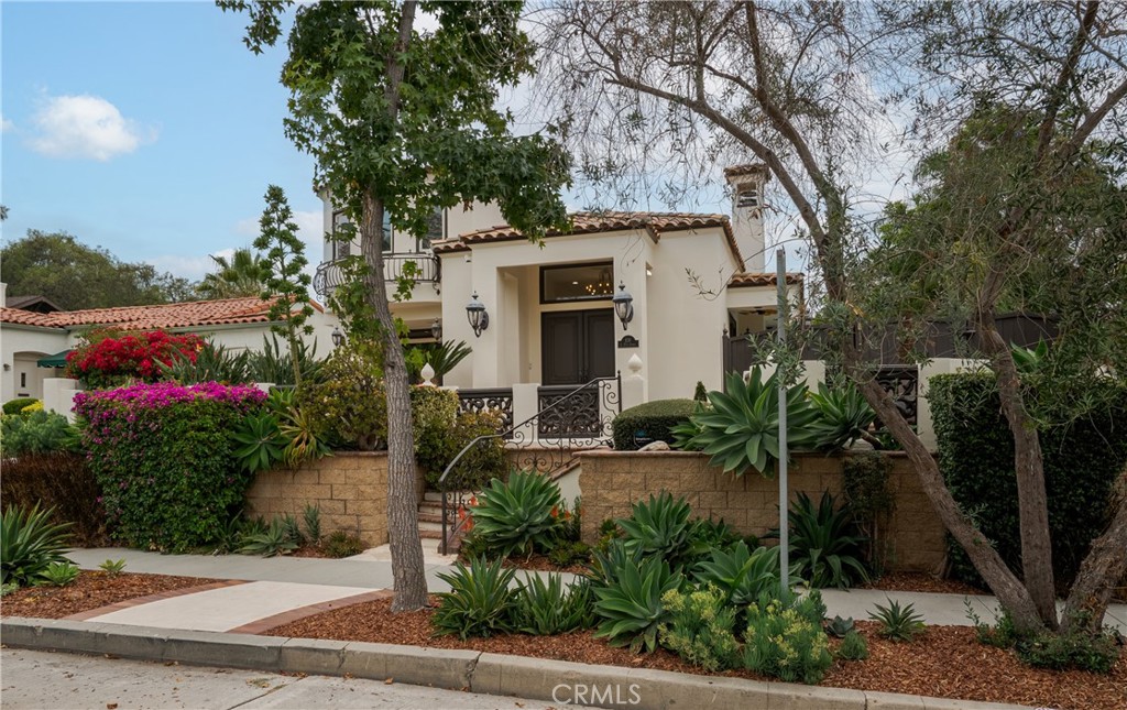 839 E 37th