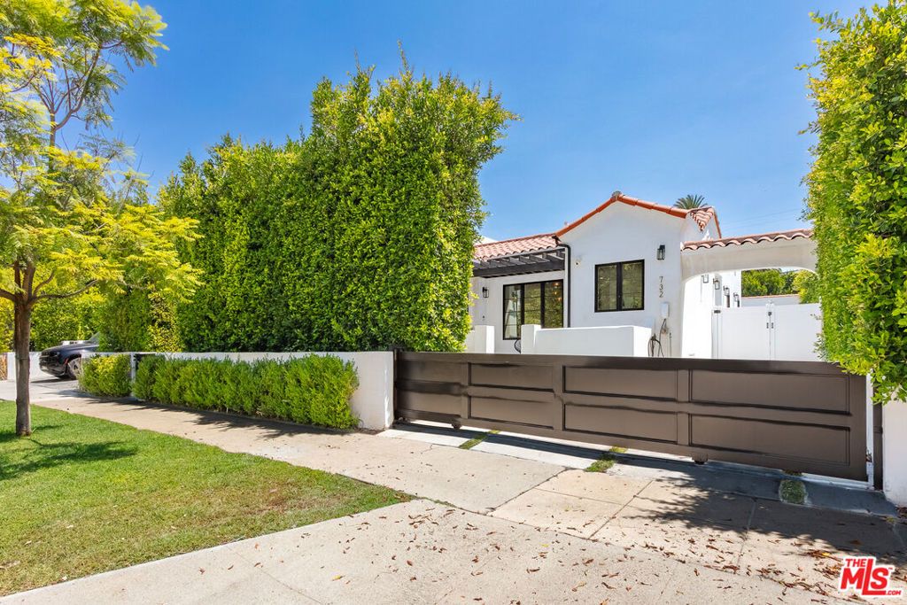 Photo of 732 N Cherokee Avenue, Los Angeles, CA 90038 (MLS # 26777821)
