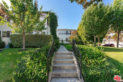 Photo of 1701 Stearns Drive #3, Los Angeles, CA 90035 (MLS # 25609805)