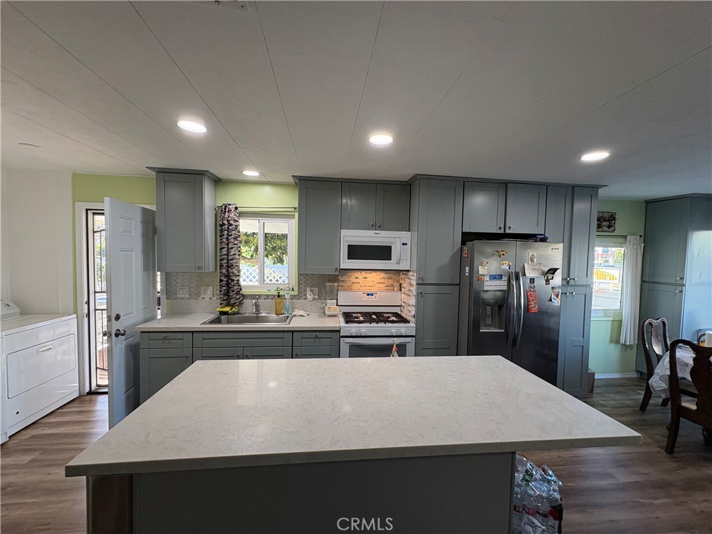 718 Sycamore Avenue 19