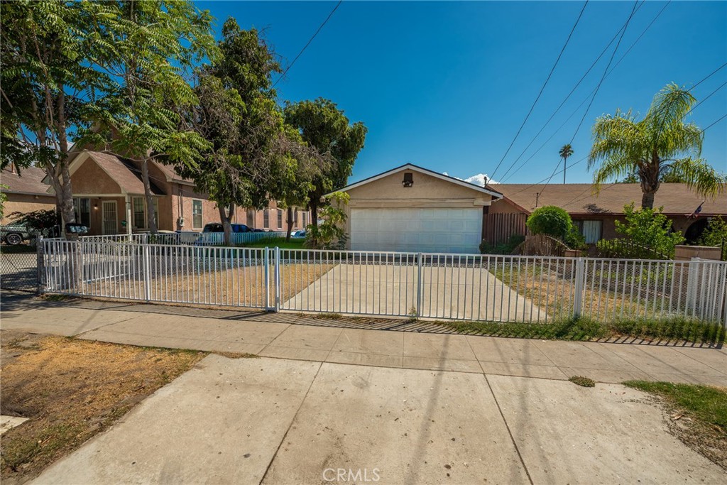 Single story with a spacious backyard. It is conveniently located near freeway and new shopping center. This home offers 4 bedrooms and 2 bathrooms, living room, kitchen, laundry area and very spacious back bedroom area. Property features new paint interior and exterior, ceiling fans in all bedrooms, new roof and newer water heater. Fenced yard- must see!
