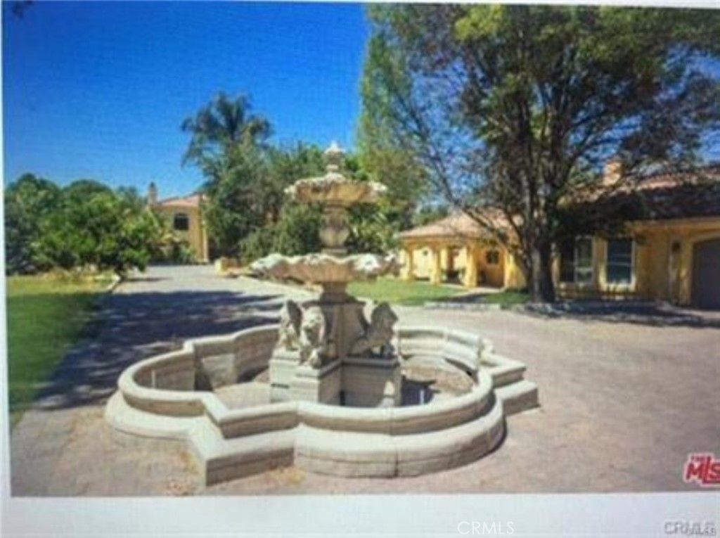 Photo of 5717 MELVIN Avenue, Tarzana, CA 91356 (MLS # SR26027632)