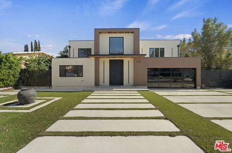 Photo of 17036 Orozco Street, Granada Hills, CA 91344 (MLS # 26834077)