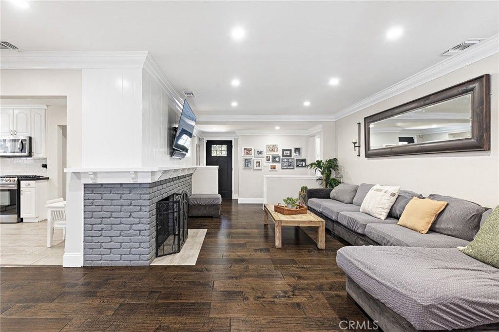 Photo of 19438 Calvert Street, Tarzana, CA 91335 (MLS # SR26045668)