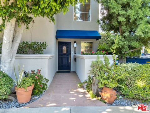 Photo of 10437 Moorpark Street, Toluca Lake, CA 91602 (MLS # 26672809)