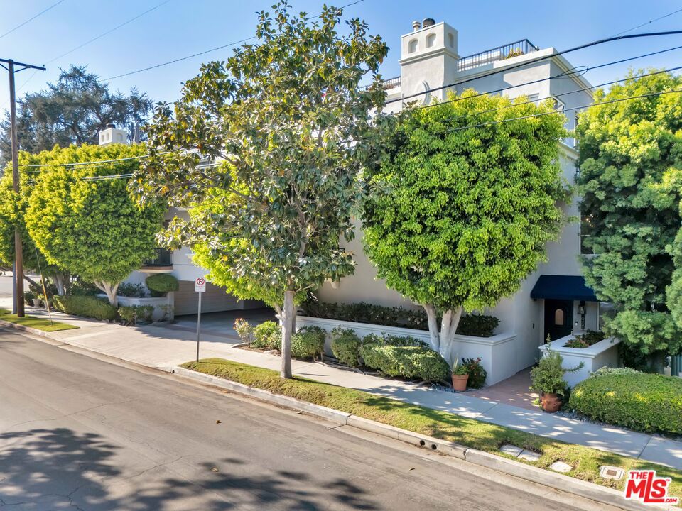 10437 Moorpark Street