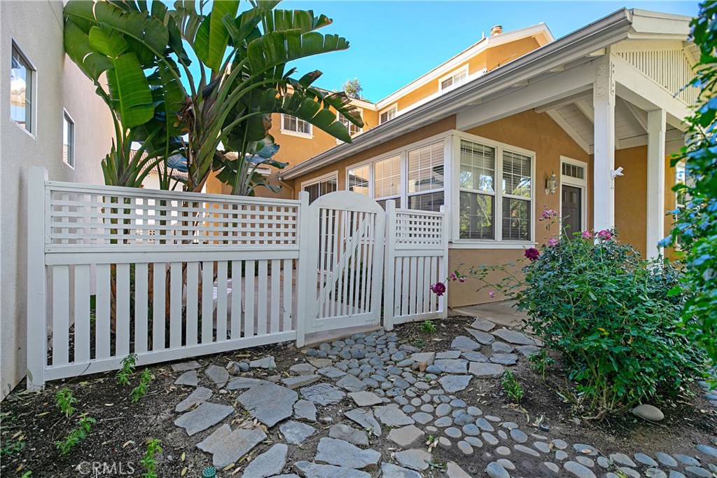 Los Paseos (LOPA) - Residential Lease