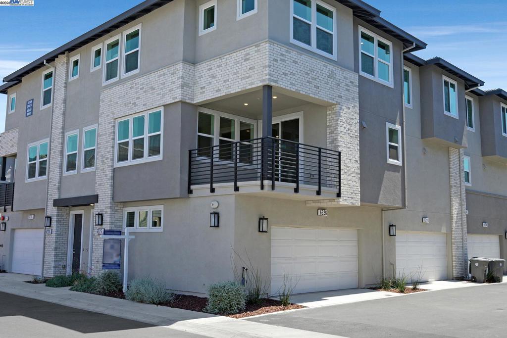 Bright, modern, and move-in ready! This 2024-built 3-bed, 2-bath townhouse-style condo in Dublin’s coveted Boulevard community offers soaring ceilings, a chef’s kitchen with quartz counters and stainless steel appliances, and a serene primary suite. Just minutes from BART, top-rated schools, and the Boulevard Rec Center with heated pool and fitness facilities—this is prime East Bay living at its best.