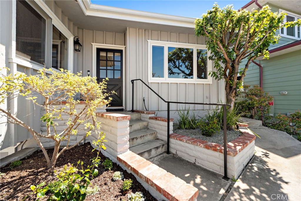 309 W Avenida Valencia