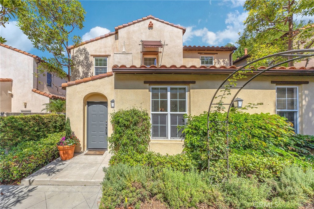 This newly renovated 3-bedroom, 2.5-bath fully detached home is situated at the end of a cul-de-sac with no shared walls in the beautiful Quail Hill community of Irvine. Featuring a bright and open floor plan with all bedrooms upstairs, the home boasts new laminate flooring, fresh paint, and upgraded countertops in the kitchen and bathrooms. The Mediterranean-style design includes a spacious living room that opens to a private patio, perfect for relaxing or entertaining. Enjoy resort-style community amenities, including scenic hiking trails, 3 swimming pools, 5 parks, basketball and tennis courts, and the expansive Quail Hill Sports Park and Community Center with baseball, soccer, and more! Conveniently located near highly rated University High School and award-winning Alderwood Elementary. Quick access to the 405, 5, and 133 freeways, Quail Hill Shopping Center, dining, entertainment, John Wayne Airport, and just 7 miles from the beach. The landlord will provide a refrigerator, washer, and dryer.