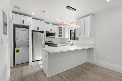 Photo of 19703 Blythe Street, Winnetka, CA 91306 (MLS # SR26023692)