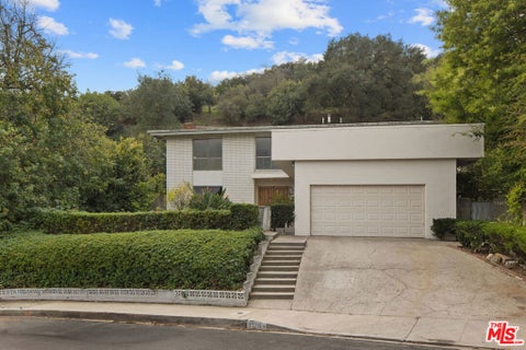 Photo of 7726 Chandelle Place, Los Angeles, CA 90046 (MLS # 26102772)