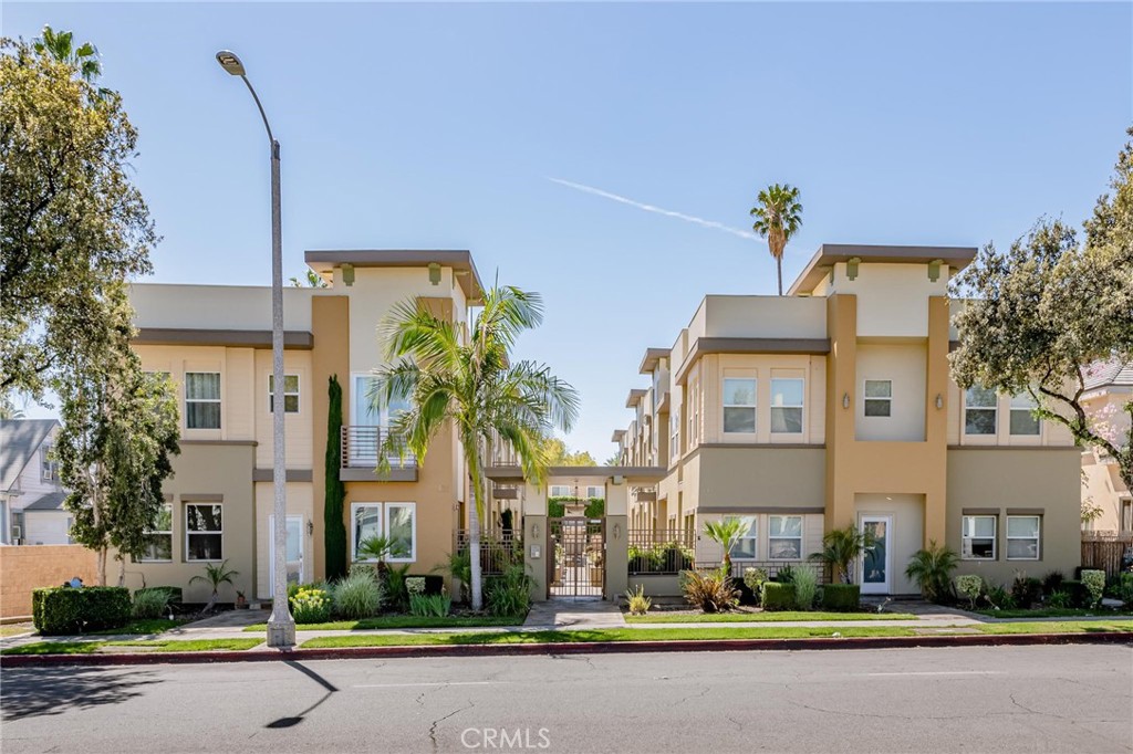 This condo is situated just away from old town Pasadena. 3-bedroom, 2.5 bathroom built in 2009. Fresh paint. Attached garage with storage area. Open concept floor plan, high ceilings, Lots of natural light and recess lighting throughout the house.
Close to schools, Freeways, shopping, restaurants, cafes and public transportation. You have to come and see it. This won't last long!