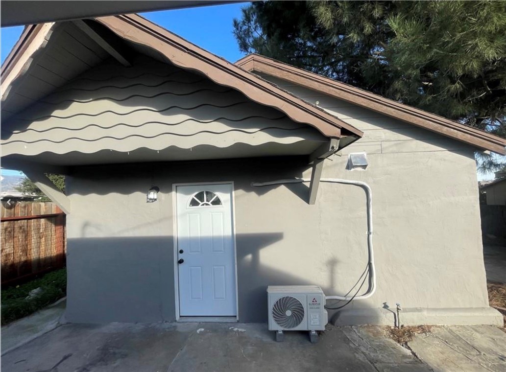 Welcome to this renovated 1-bedroom, 1-bathroom home in San Bernardino. It’s located in a pleasant neighborhood and offers a simple, comfortable living experience. All utilities are included—including Wi-Fi—and the kitchen is equipped with a stove, refrigerator, and microwave. There’s also a split A/C unit for hot days, and you’ll have your own private yard. The bedroom and bathroom have been updated for your convenience. Conveniently located near the 210 freeway, this home offers easy access to local amenities and transportation. If it suits your needs, feel free to schedule a viewing.
¡Bienvenido a esta casa renovada de 1 habitación y 1 baño en San Bernardino! Está ubicada en una zona agradable y ofrece una experiencia de vida sencilla y cómoda. Todos los servicios están incluidos, incluyendo el Wi-Fi, y la cocina cuenta con estufa, refrigerador y microondas. También hay un aire acondicionado tipo split para los días calurosos, y tendrás tu propio patio privado. La habitación y el baño han sido actualizados para tu comodidad. Está cerca de la autopista 210, por lo que es una opción práctica con fácil acceso a servicios y transporte. Si te interesa, no dudes en programar una visita.