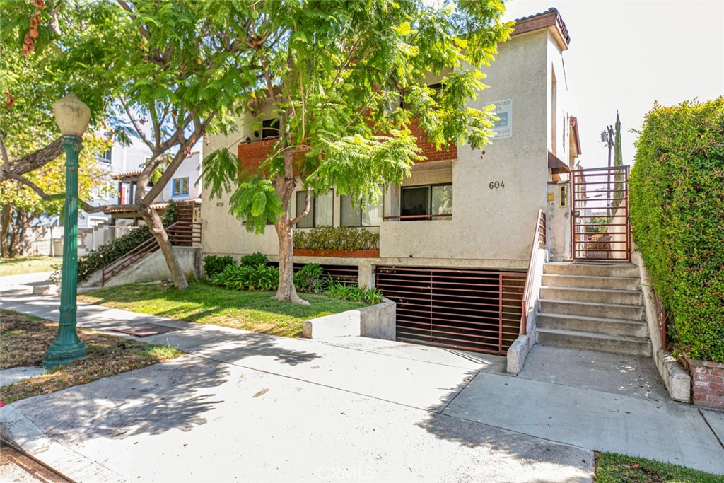 Beautifully Located Glendale Apartment
Centrally located in the heart of Glendale, this unit offers convenient access to shopping, cafes, dining, and more. Features include a private balcony, in-unit laundry hookups, central A/C, and two dedicated underground parking spaces. Don’t miss this opportunity to live in one of Glendale’s most desirable neighborhoods!