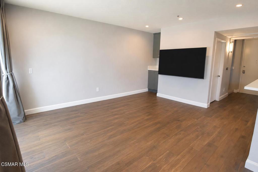 5350 White Oak Avenue 105