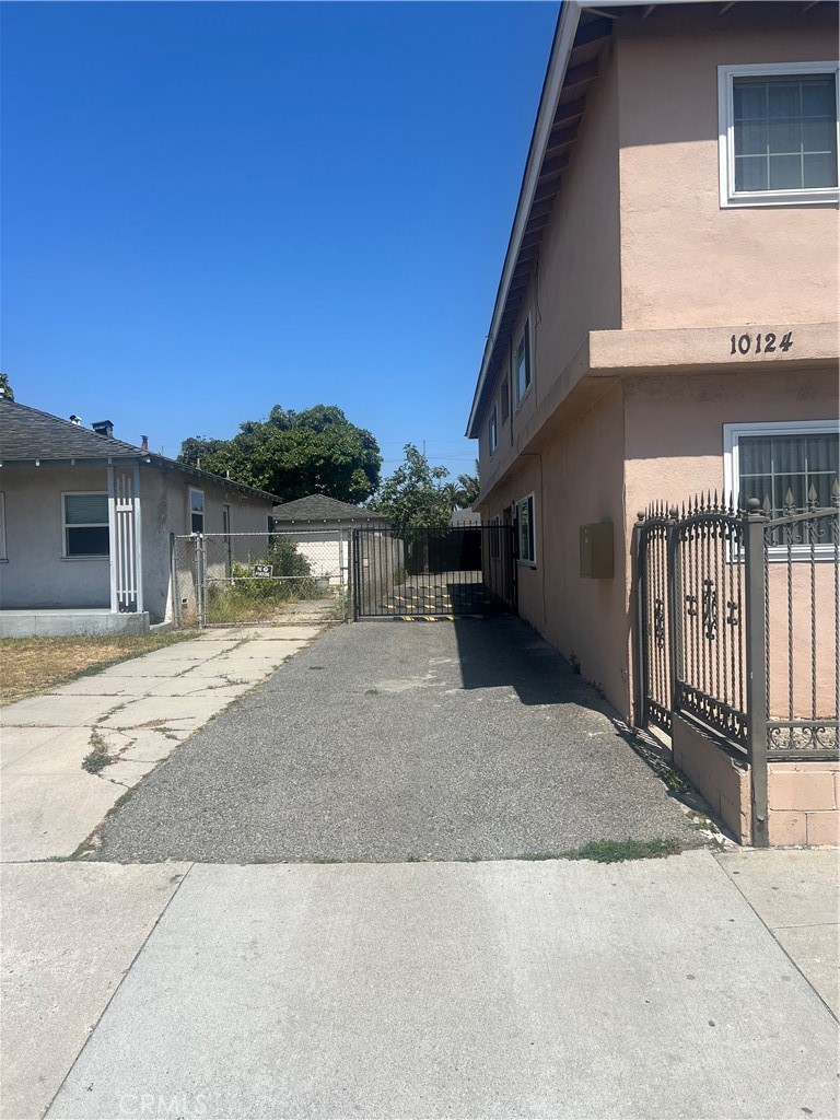 10124 S Inglewood Avenue