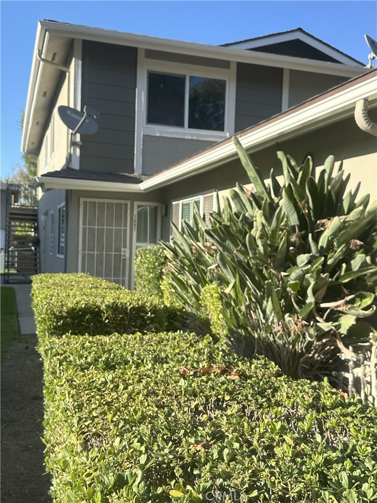 Attention first-time home buyers/investors, DREAM CONDO this unit is on the most desirable street from Conejo Creek (best PARKING availability ), and also HAS THE most desirable floor plan ( THE 2-story one). This condo is a Hassle-Free rental property (no fixing required) with a 'bonus room' (possible rental) that helps boost cash flow. The UNIT IT TASTEFULLY FINISH, Remarkable SPOTLESS titleFLOORS, CUSTOM PAINT TROUT, GRANITE COUNTER TOPS.NEW STOVE AND NEW DISWASHER, . If you look for a good Hassel-free rental property OR YOU WANT TO LIVE IN A MOVE IN READY CASITA THIS IS IT COME AND TAKE A LOOK TODAY