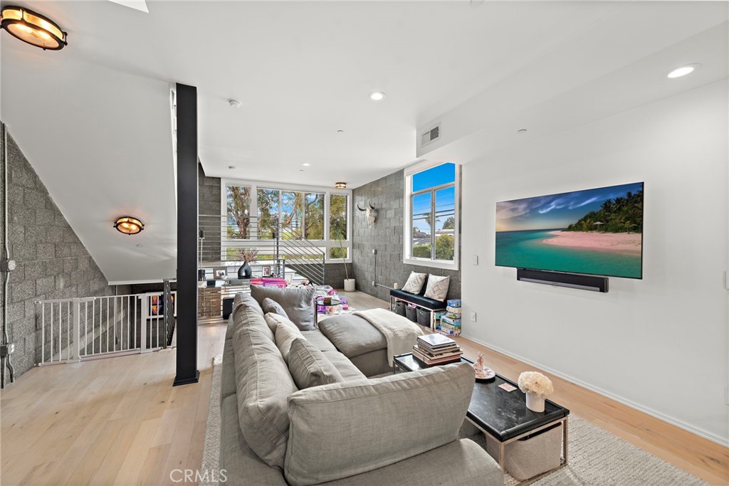 4151 Redwood Avenue 106