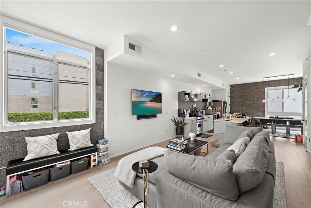 4151 Redwood Avenue 106