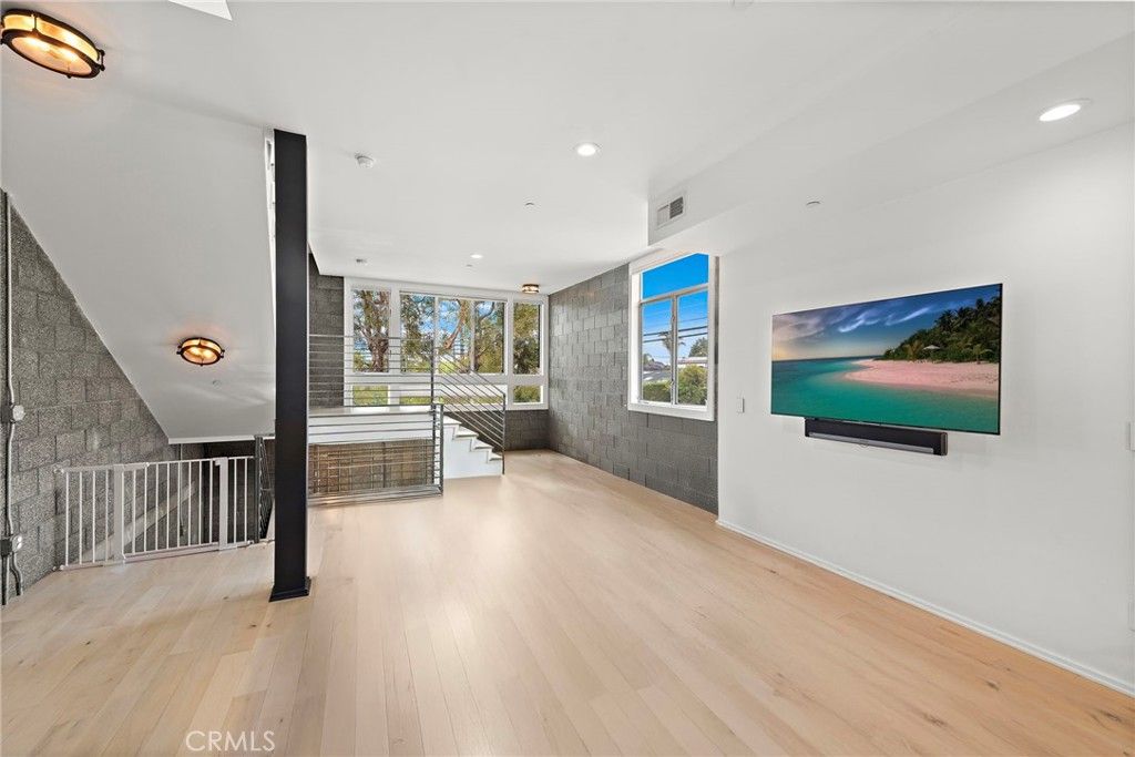 Photo of 4151 Redwood Avenue #106, Los Angeles, CA 90066 (MLS # LG25129476)