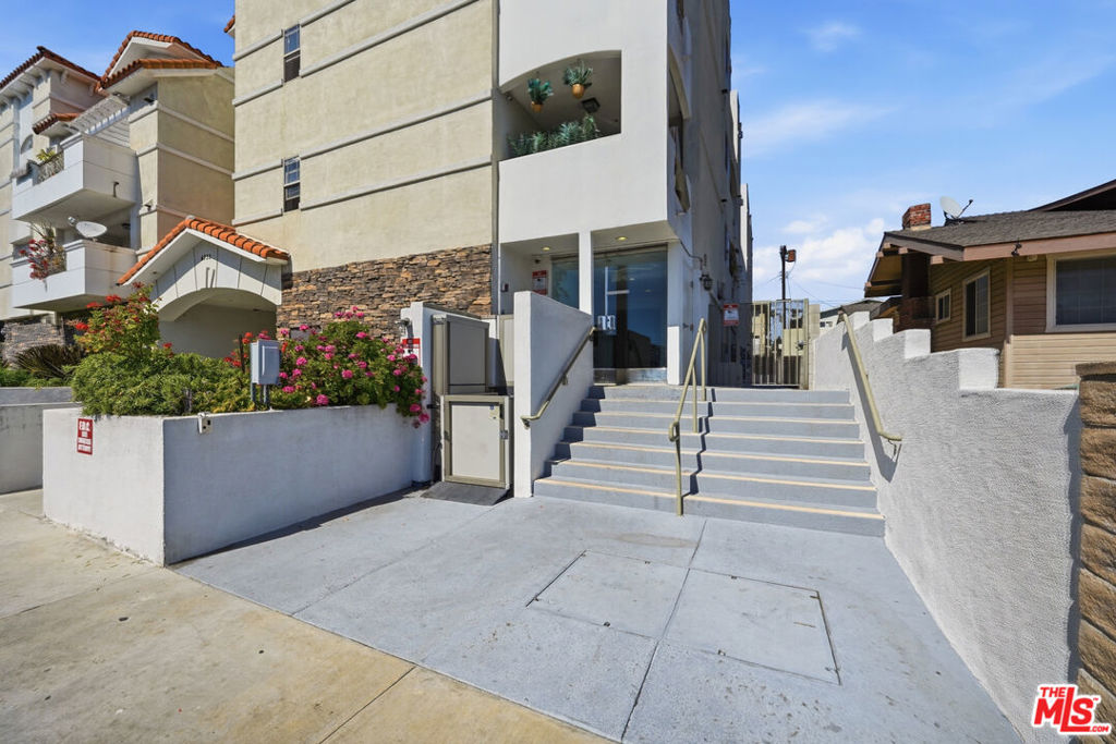 4733 Elmwood Avenue 304