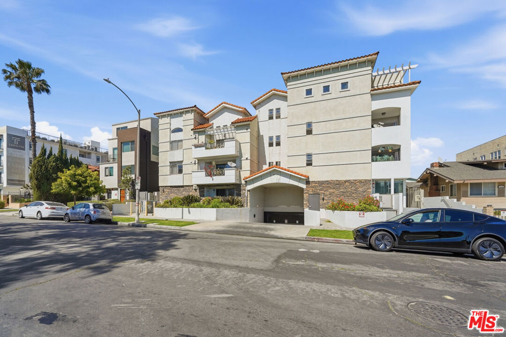 4733 Elmwood Avenue 304