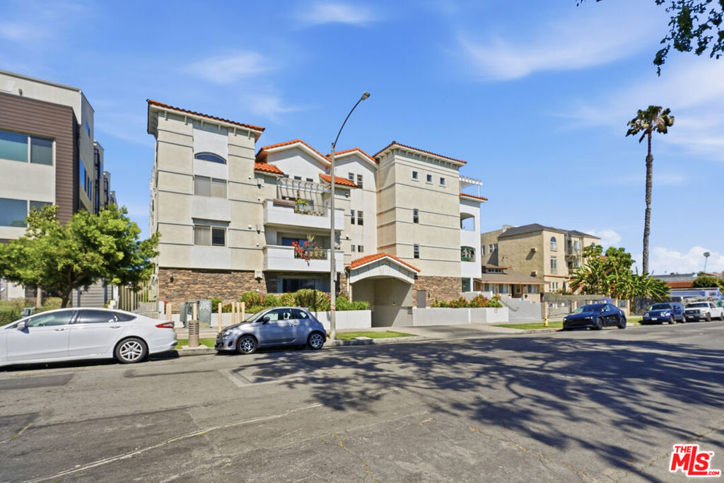 4733 Elmwood Avenue 304