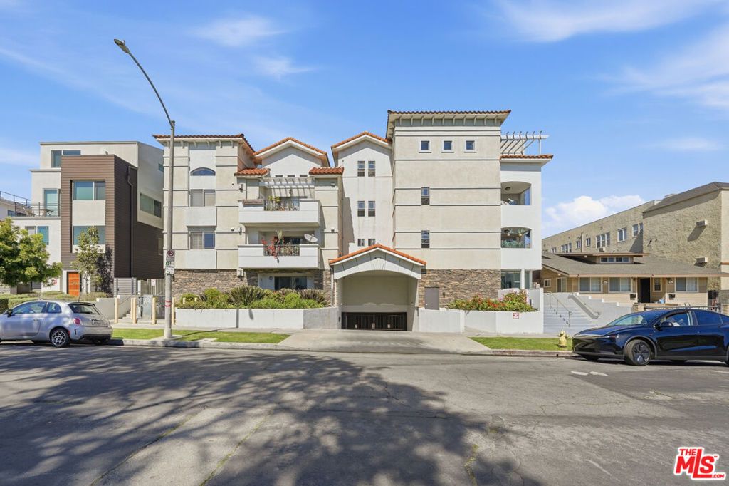 Photo of 4733 Elmwood Avenue #304, Los Angeles, CA 90004 (MLS # 26664611)