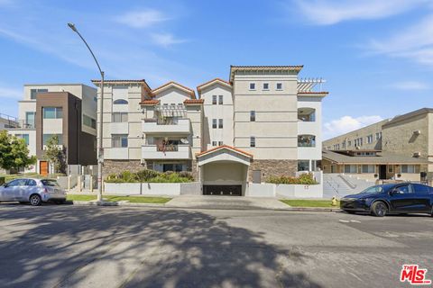 Photo of 4733 Elmwood Avenue #304, Los Angeles, CA 90004 (MLS # 26664611)