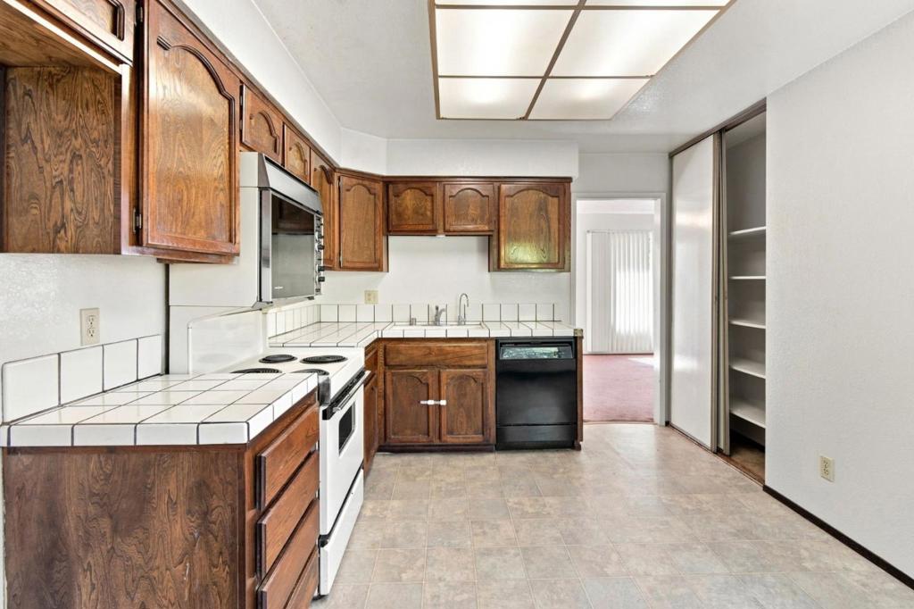 1122 Hartford Place
