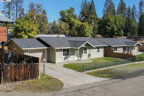 Photo of 41 Hawthorne St. St, Weaverville, CA 96093 (MLS # 41115302) Photo of 41 Hawthorne St. St, Weaverville, CA 96093 (MLS # 41115302)
