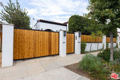 Photo of 829 N Stanley Avenue, Los Angeles, CA 90046 (MLS # 26884953)