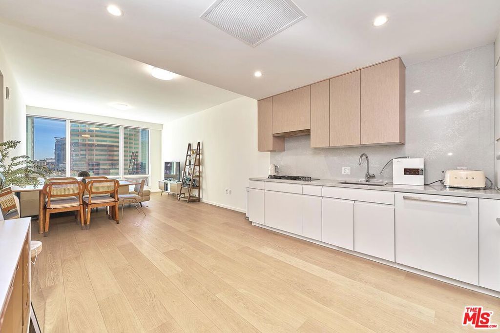 Photo of 877 Francisco Street #1207, Los Angeles, CA 90017 (MLS # 26637367)