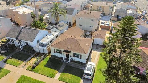 Photo of 909-911 Chalcedony Street ST, San Diego, CA 92109 (MLS # 260013100SD)