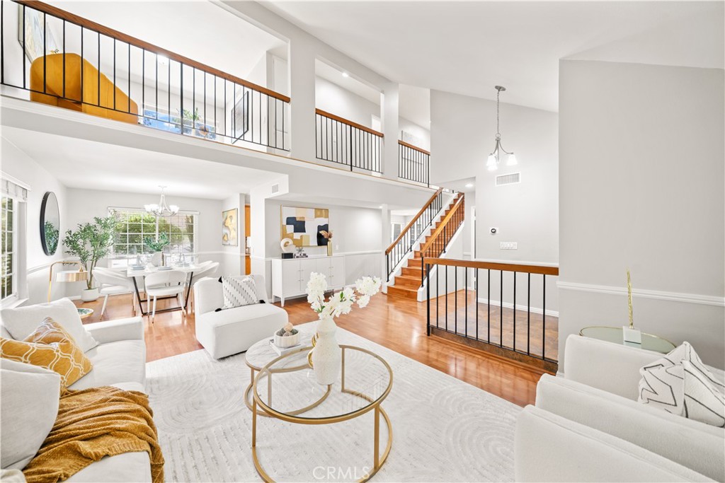 2125 E Loraine