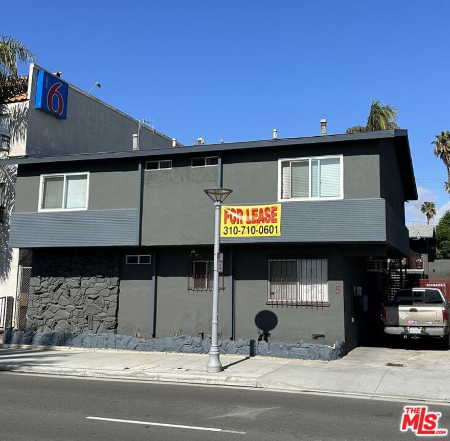 MOVE IN SPECIAL!!! $552 DOLLARS OFF FOR THE 1ST MONTH!!! BEAUTIFUL LARGE FRONT CORNER 2ND FLOOR 1 BEDROOM 1 BATHROOM UNIT!!! This beautiful unit consist of NEW Interior paint throughout, NEW carpet flooring throughout, ceiling fan in living room & bedroom, unit comes with stove. Unit is situated just blocks from SoFi Stadium, The Forum & the NEW Clippers Intuit Dome. Minutes away from LAX, Costco, Home Depot, Target, Marshals and other major national anchors. Secured complex. Centrally located near 405 FWY.