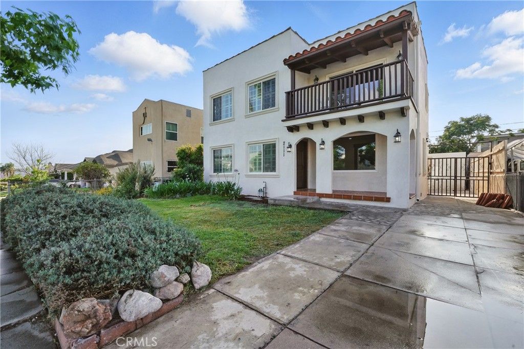 Photo of 2111 S Bronson Ave Ave, Los Angeles, CA 90018 (MLS # DW25230658)